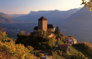 castel Tirolo (Tirolo-BZ-)

Questo castello fu la residenza dei Conti del Tirolo che governavano pressoché in tutto il Sudtirol e parte del Trentino. Tra i più importanti conti ricordiamo la contessa Margareta e il marito, il conte Monaldo