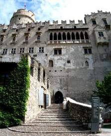 Castello del Buonconsiglio (Trento)

Fu la residenza del Principe-Vescovo di Trento, attualmente ospita delle mostre periodiche ma conserva parte dell'arredamento originale. Importante come esempio della pittura del Gotico Internazionale è Torre Aquila con il suo ciclo dei mesi. 
Durante la I Guerra Mondiale vi fu ucciso il patriota Cesare Battisti.